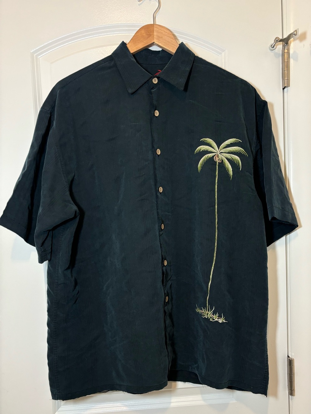 Bamboo Cay Men's Black Short-Sleeve Button-Down Shirt with Palm Tree Embroidery